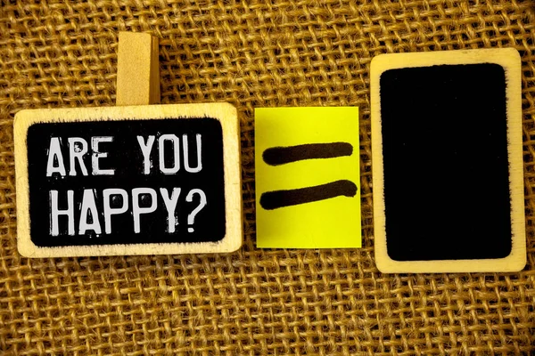 Are sen mutlu soru gösterilen metin işareti. Kavramsal fotoğraf motivasyon başarı hayat kutlama gülümseme rahatlatıcı