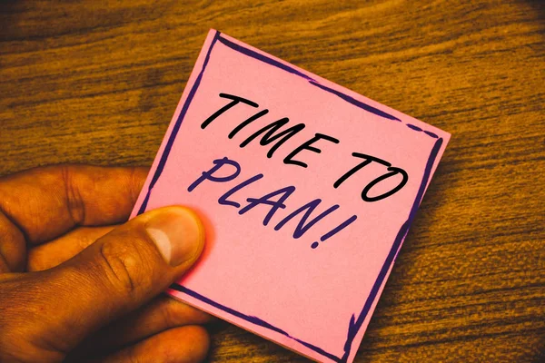 Zaman planı motivasyonel arama için gösterilen Not yazma. Fikir geliştirme an strateji düşünme vitrine iş fotoğraf