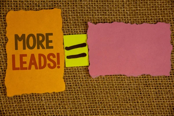 Metinler daha açar motivasyonel ara yazma kelimeler. Ek potansiyel müşteri customersideas turuncu sarı pembe kağıtları eşittir işareti hasır arka planda oluşturulan iş kavramı vermek için