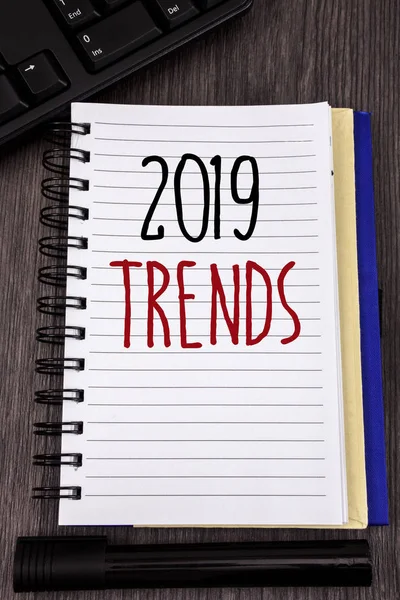 Escritura Manual Conceptual Que Muestra Las Tendencias 2019 Foto Negocios — Foto de Stock