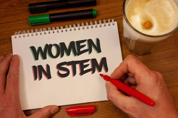 Kadınlar içinde kök gösterilen Not yazma. Bilim Teknoloji Mühendislik Matematik bilim adamı araştırma vitrine iş fotoğraf