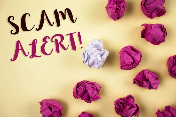 Kavramsal el aldatmaca Çağrı Uyarısı motivasyonel gösterilen yazma. Dolandırıcılık veya virüs saldırıları önlemek için güvenlik uyarısı vitrine iş fotoğraf