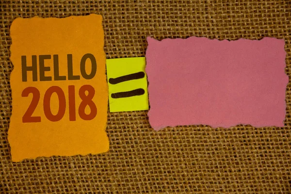 Metinler Merhaba 2018 yazma kelimeler. Turuncu sarı pembe kağıtları eşittir işareti hasır arka planda oluşturulan nowideas bir yeni yıl motivasyon mesajı 2017 başlatmak için iş kavramı bitti