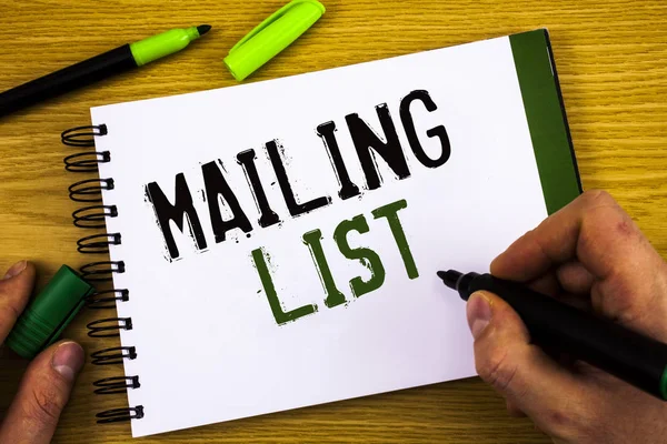 E-posta listesi gösterilen Not yazma. Adları ve adresleri bir şey göndermek için gidiyorsun insanların vitrine iş fotoğraf