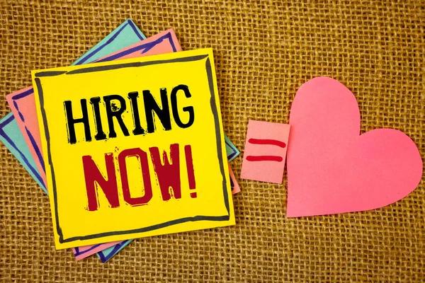 Kavramsal el işe şimdi motivasyon arama gösterilen yazma. İşgücü istedim çalışanlar Recruitmentideas not kağıtları eşittir işareti üzerinde oluşturulan iş fotoğraf metinleri hasır arka plan kalp