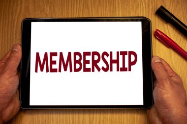Üyelik gösterilen metin işareti. Kavramsal fotoğraf üyesi bir grup veya takımın bir parçası olmak katılmak tablo fikirlerle kelime beyaz ekran siyah kırmızı kalem ahşap tutan bir organizationman tutun