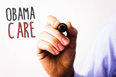 Kavramsal el Obama bakım gösterilen yazma. İş fotoğraf metinler hükümet programı, sigorta sistemi hasta kalem işaretleme fikir mesaj siyah kırmızı harflerle beyaz arka plan tutan Protectionman