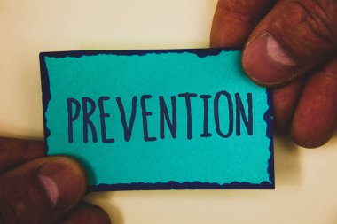 Metinler önleme yazma kelimeler. Olay sağlık Protectionman tutun turkuaz Not Siyah harflerle ve çerçeve bej arka planda tutan bir şey durdurmak için iş kavramı