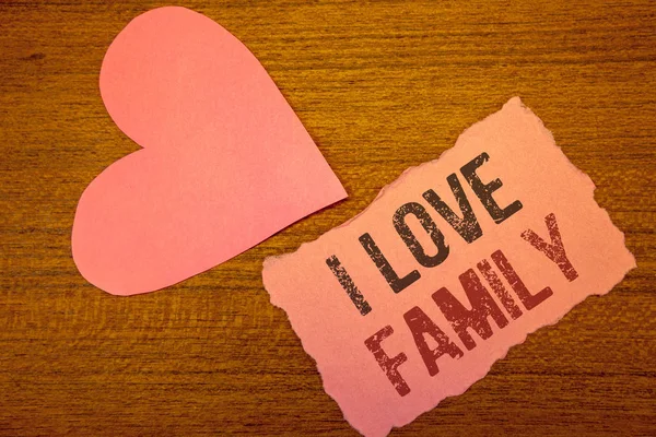 Aşk aile gösterilen metin işareti. Anne baban için kavramsal fotoğraf iyi duygular sevgi Carefulness