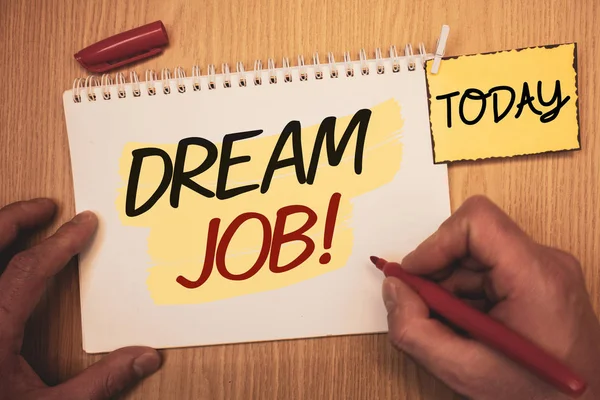 Rüya iş motivasyonel ara gösterilen metin işareti. Bugün dizüstü el için oluşturma Fulfilling activitiesman gibi içinde çalışmak için kavramsal fotoğraf basılı tutarak kalem ahşap arka plan