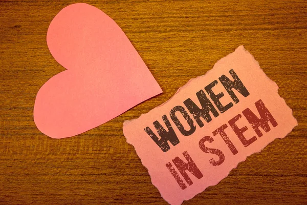 Kadınlar içinde kök gösterilen metin işareti. Kavramsal fotoğraf bilim teknoloji mühendislik Matematik bilim adamı araştırma