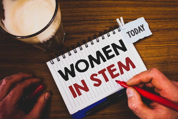 Kadınlar içinde kök yazma el yazısı metinler. Bilim Teknoloji Mühendislik Matematik bilim adamı araştırma anlam kavramı