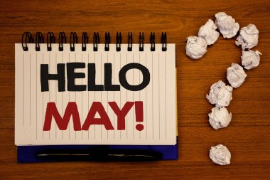 Merhaba olabilir motivasyonel ara gösterilen metin işareti. Kavramsal fotoğraf yeni ay Nisan başlayan Springideas defter ahşap arka plan tırnak işareti üzerinde buruşuk Kağıt yapılmış olduğunu