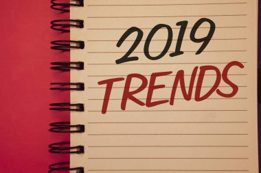 2019 Trendler gösterilen Not yazma. Defter siyah harflerle kırmızı zemin üzerine oluşturulan moda değişiklikleri yenilikler Modernideas fikir iletiler gelişmeler yeni yıl vitrine iş fotoğraf