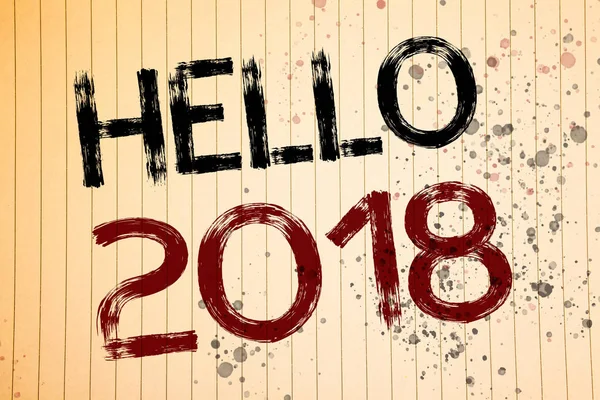 Kavramsal el Merhaba 2018 gösterilen yazma. Bir yeni yıl motivasyon mesajı 2017 başlayan vitrine iş fotoğraf nownotebook şeritli sayfa fikirler iletileri kalın siyah kırmızı harflerle üzerinde olduğunu