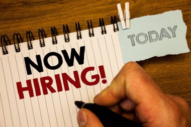 Şimdi işe motivasyonel arama gösterilen metin işareti. Kavramsal fotoğraf işgücü istedim çalışanlar Recruitmentman için bugün dizüstü el oluşturmak basılı tutarak kalem ahşap arka plan