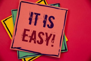 Kelime yazılı metinler bu kolay motivasyon çağır. Temel Effortlesspink mavi sarı kağıtları fikirler kelimeler kavramlar siyah harflerle kırmızı arka plan iş kavramı için net basit değil karmaşık