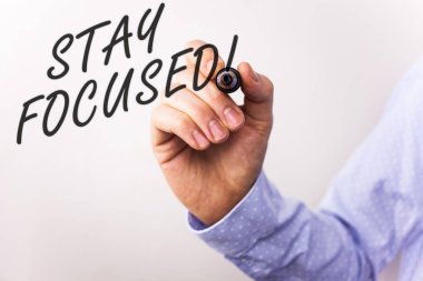 Kal motivasyonel odaklanmış arama gösterilen Not yazma. Korumak odak ilham verici düşünme vitrine iş fotoğraf