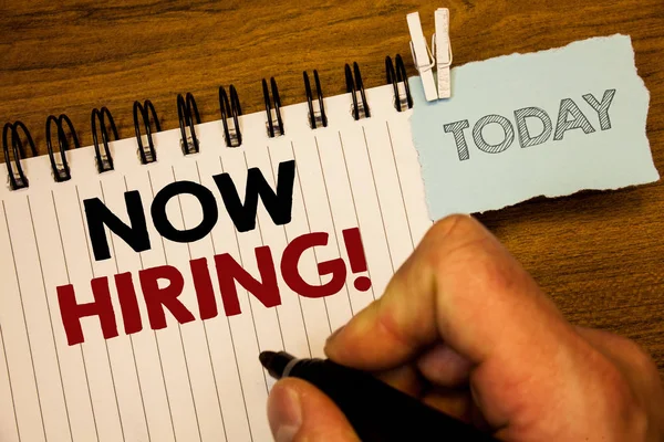 Şimdi işe motivasyonel arama gösterilen metin işareti. Kavramsal fotoğraf işgücü istedim çalışanlar Recruitmentman için bugün dizüstü el oluşturmak basılı tutarak kalem ahşap arka plan