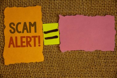 Yazılı metinler aldatmaca Çağrı Uyarısı motivasyonel kelime. İş kavramı için turuncu sarı pembe kağıtları eşittir işareti hasır arka planda oluşturulan dolandırıcılık veya virüs attacksideas önlemek güvenlik uyarısı