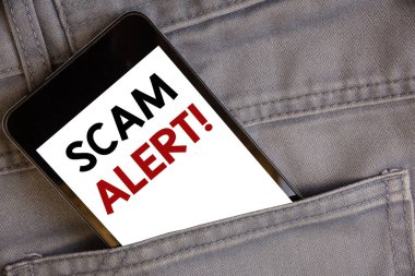 Aldatmaca Çağrı Uyarısı motivasyonel yazma el yazısı metinler. Dolandırıcılık veya virüs attacksconcept cep telefonuyla jean cep beyaz ekran siyah ve kırmızı harflerle önlemek için güvenlik uyarısı anlam kavramı