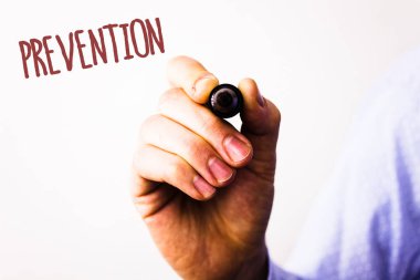 Kavramsal el önleme gösterilen yazma. İş fotoğraf metinler oluyor sağlık Protectionman holding kalem fikir mesaj siyah kırmızı harflerle işaret eden bir şey durdurma arka plan beyaz