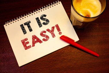 Kelime yazılı metinler bu kolay motivasyon çağır. Temel Effortlessnotebook sayfa siyah kırmızı harflerle kalem fikirler mesajlar ahşap masa cam içki iş kavramı için net basit değil karmaşık