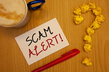 Yazılı metinler aldatmaca Çağrı Uyarısı motivasyonel kelime. İş kavramı kağıt kırmızı kalem fincan kahve tırnak işareti üzerinde dolandırıcılık veya virüs attacksideas önlemek güvenlik uyarısı için ezilme gazetelere