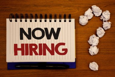 Şimdi Kiralama gösterilen metin işareti. Kavramsal resmi işgücü istedim çalışanların işe bugün iş Opportunityideas defter ahşap arka plan tırnak işareti için buruşuk gazetelere