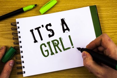 Bu olan bir kız motivasyonel Call gösterilen Not yazma. Cinsiyet Bebek kadın vitrine iş fotoğraf ortaya kutlama