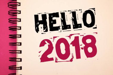 Kavramsal el Merhaba 2018 gösterilen yazma. Bir yeni yıl motivasyon mesajı 2017 başlayan vitrine iş fotoğraf nownotebook sayfa fikirler iletileri üzerinde siyah kırmızı harflerle kelime olduğunu.