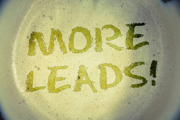 Daha açar motivasyonel ara gösterilen Not yazma. Köpüklü kahve arka plan iş fotoğraf vermek ek potansiyel müşteri customersideas iletileri kavramlar kelimeler harfler vitrine oluşturulan