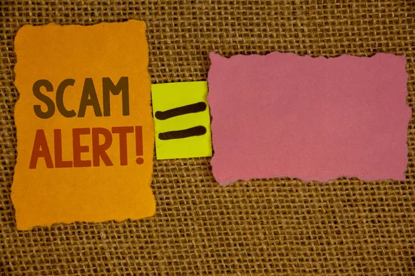 Yazılı metinler aldatmaca Çağrı Uyarısı motivasyonel kelime. İş kavramı için turuncu sarı pembe kağıtları eşittir işareti hasır arka planda oluşturulan dolandırıcılık veya virüs attacksideas önlemek güvenlik uyarısı