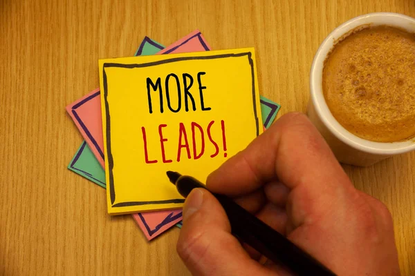 Daha açar motivasyonel ara gösterilen metin işareti. Sarı pembe mavi kağıtları el holding siyah kalem kahve fincan oluşturma kavramsal fotoğraf vermek ek potansiyel müşteri customersman