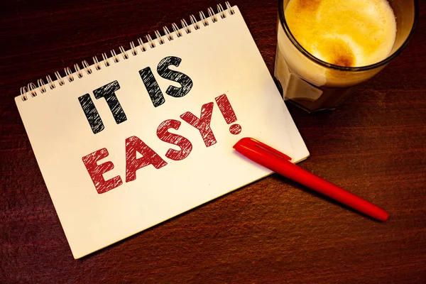 Kelime yazılı metinler bu kolay motivasyon çağır. Temel Effortlessnotebook sayfa siyah kırmızı harflerle kalem fikirler mesajlar ahşap masa cam içki iş kavramı için net basit değil karmaşık