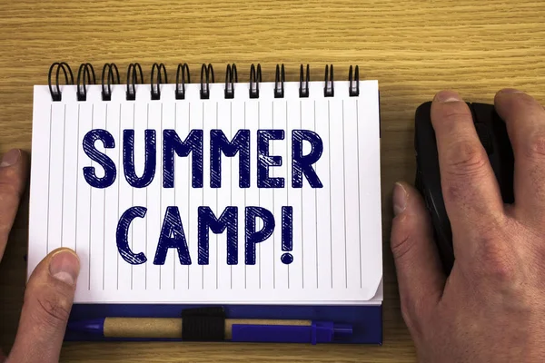 Yaz Kampı motivasyonel ara gösterilen metin işareti. Kavramsal fotoğraf yer nerede çocuklar tatil aktiviteleri yapmak