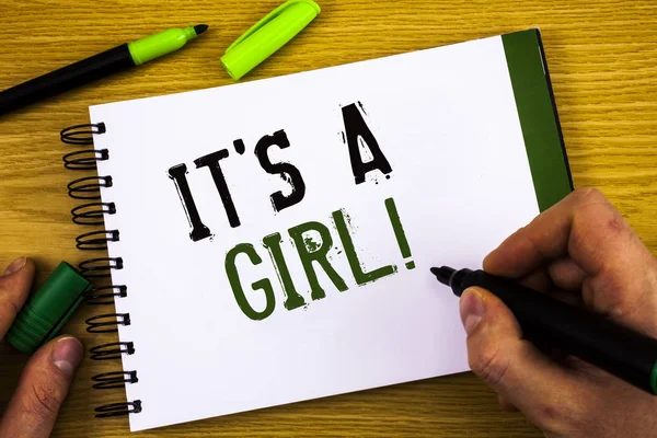 Bu olan bir kız motivasyonel Call gösterilen Not yazma. Cinsiyet Bebek kadın vitrine iş fotoğraf ortaya kutlama