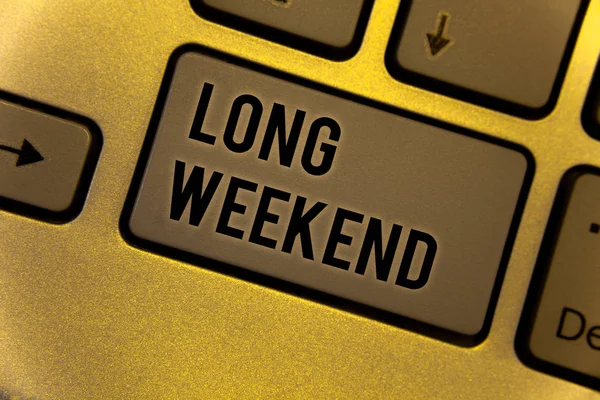 Kavramsal el uzun hafta sonu gösterilen yazma. Bilgisayarda metinler yaratmak kısa tatil tatil sezonu rahatlatıcı rekreasyon timeyellow kahverengi klavye tuşu niyeti vitrine iş fotoğraf