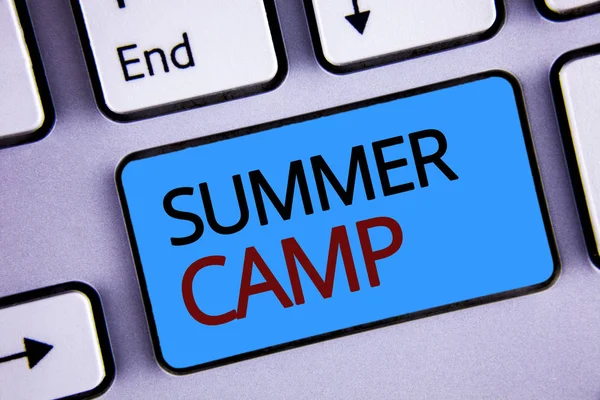 Yaz Kampı gösterilen metin işareti. Kavramsal fotoğraf bölgedeki nerede çocuk faaliyetleri sırasında tatil yapmak