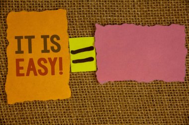 Kelime yazılı metinler bu kolay motivasyon çağır. Temel Effortlessideas turuncu sarı pembe kağıtları eşittir işareti hasır arka planda oluşturulan iş kavramı için net basit değil karmaşık