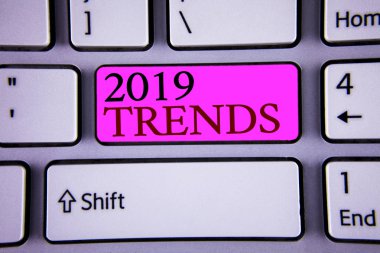2019 Trendler gösterilen metin işareti. Kavramsal fotoğraf yeni yıl moda değişiklikleri yenilikler Modern gelişmeler