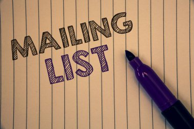 Gösterilen e-posta listesi yazma kavramsal el. Adları ve adresleri bir şey göndermek için gidiyorsun insanların vitrine iş fotoğraf