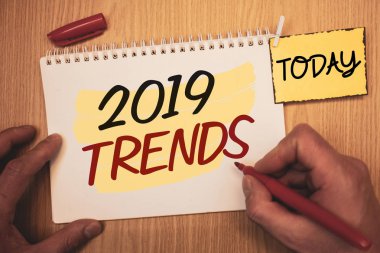 2019 Trendler gösterilen metin işareti. Moda değişiklikleri yenilikler Modernman için bugün dizüstü el oluştururken kavramsal fotoğraf yeni yıl gelişmeler holding kalem ahşap arka plan tutun