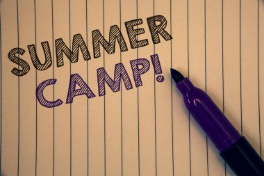 Kavramsal el yaz kampı motivasyonel ara gösterilen yazma. Yer nerede çocuklar tatil aktiviteleri yapmak vitrine iş fotoğraf