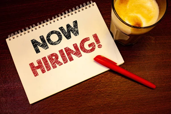 Metinler işe motivasyonel çağır yazma kelimeler. İşgücü istedim çalışanlar Recruitmentnotebook sayfa siyah kırmızı harflerle kalem fikirler mesajlar ahşap masa cam içki için iş kavramı
