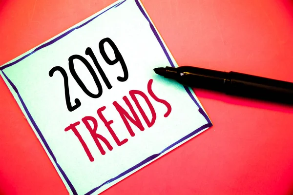 Kavramsal el 2019 Trendler gösterilen yazma. İş fotoğraf metinler moda değişiklikleri yenilikler Modernideas iletileri beyaz kağıt siyah kırmızı harflerle kalem kırmızı arka plan üzerinde dinlenme gelişmeler yeni yıl
