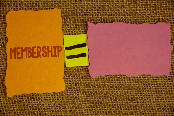文字文本的成员 作为组或团队成员部分的业务概念加入 Organizationideas 创建的橙色粉红色纸等号柳条背景 — 图库照片