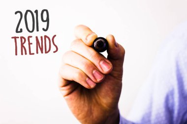 Kavramsal el 2019 Trendler gösterilen yazma. İş fotoğraf metinler moda değişiklikleri yenilikleri Modernman holding kalem fikir mesaj siyah kırmızı harflerle beyaz arka plan işaret gelişmeler yeni yıl