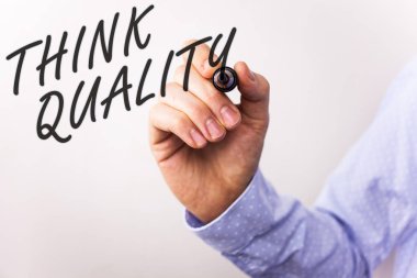 Kalite düşünüyorum gösterilen Not yazma. Düşünme yenilikçi değerli çözümler başarılı fikirler vitrine iş fotoğraf