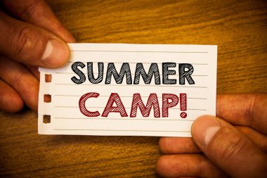 Yaz Kampı motivasyonel ara gösterilen metin işareti. Kavramsal fotoğraf yer nerede çocuklar tatil aktiviteleri yapmak